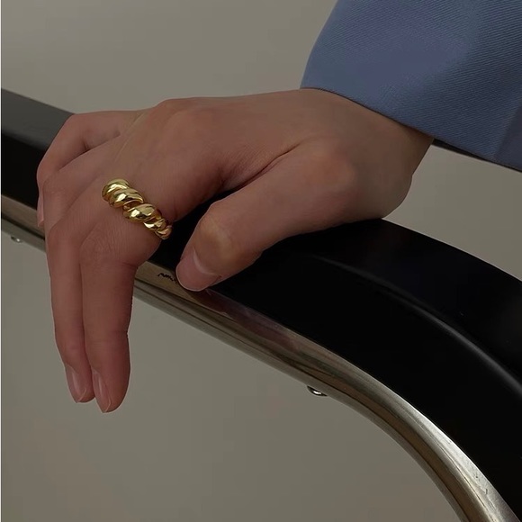 18k gold Twisty ring, twisted ring, stacking ring gold, gold croissant ring - Picture 4 of 4